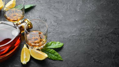 Siyah taş masada gözlüklü viski. Üst Manzara. Metnin için boş yer.