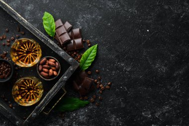 Siyah taş masada gözlüklü viski. Üst Manzara. Metnin için boş yer.