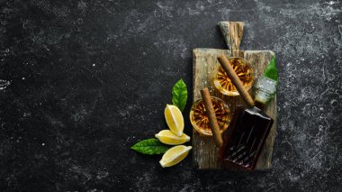 Bardakta viski ve siyah taş bir masada Küba purosu. Üst Manzara. Metnin için boş yer.