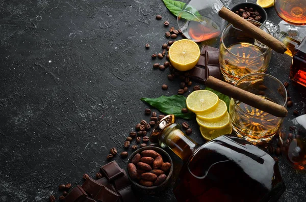 Whisky Choklad Och Cigarrer Ett Svart Stenbord Högst Upp Gratis — Stockfoto