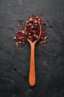 Tahta kaşıkta orman çileği çayı. Kırsal bir arka planda. Üst Manzara. Metnin için boş yer.