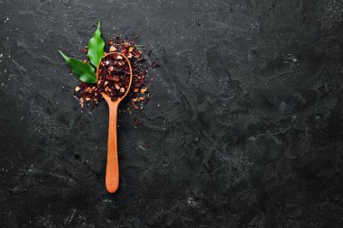 Tahta kaşıkta orman çileği çayı. Kırsal bir arka planda. Üst Manzara. Metnin için boş yer.