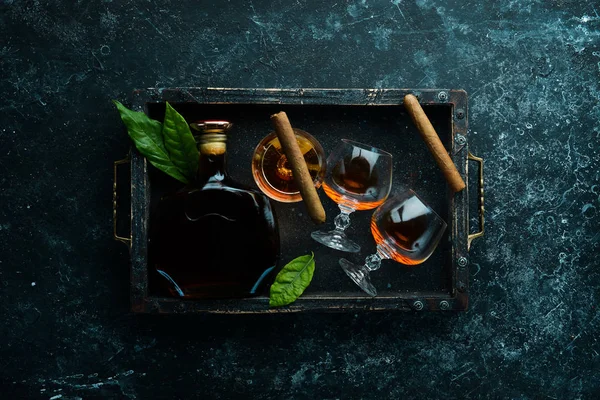 Brandy Szemüvegben Szivarban Egy Fekete Kőasztalon Első Látásra Szabad Hely — Stock Fotó