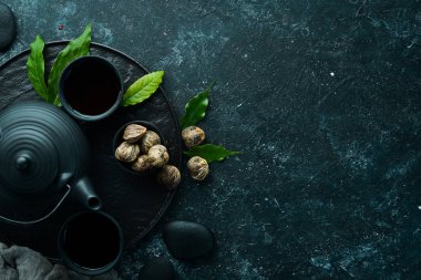 Beyaz Çin geleneksel çayı. Kırsal bir arka planda. Üst Manzara. Metnin için boş yer.