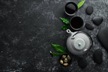 Beyaz Çin geleneksel çayı. Kırsal bir arka planda. Üst Manzara. Metnin için boş yer.