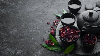 Kızıl Asya geleneksel Hibiscus çayı. Beyaz ahşap bir arka planda. Üst Manzara. Metnin için boş yer.