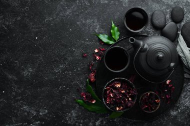 Kızıl Asya geleneksel Hibiscus çayı. Beyaz ahşap bir arka planda. Üst Manzara. Metnin için boş yer.