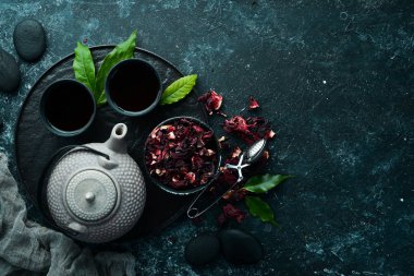 Kızıl Asya geleneksel Hibiscus çayı. Beyaz ahşap bir arka planda. Üst Manzara. Metnin için boş yer.