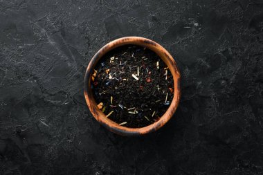 Çaydanlık ile geleneksel siyah çay. Siyah taştan bir arka planda. Üst Manzara. Metnin için boş yer.