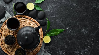 Çaydanlık ile geleneksel siyah çay. Siyah taştan bir arka planda. Üst Manzara. Metnin için boş yer.