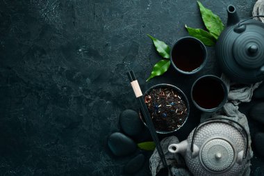 Siyah taş masada çaydanlıkta çay. Üst Manzara. Metnin için boş yer.