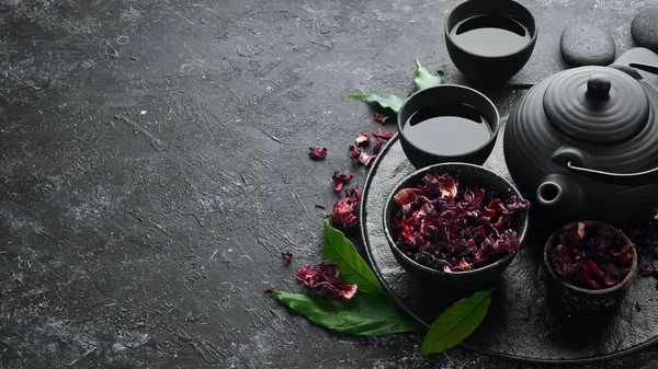 Κόκκινο Ασιατικό Παραδοσιακό Τσάι Hibiscus Λευκό Ξύλινο Φόντο Στο Πάνω — Φωτογραφία Αρχείου