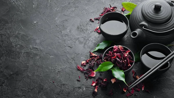 Κόκκινο Ασιατικό Παραδοσιακό Τσάι Hibiscus Λευκό Ξύλινο Φόντο Στο Πάνω — Φωτογραφία Αρχείου