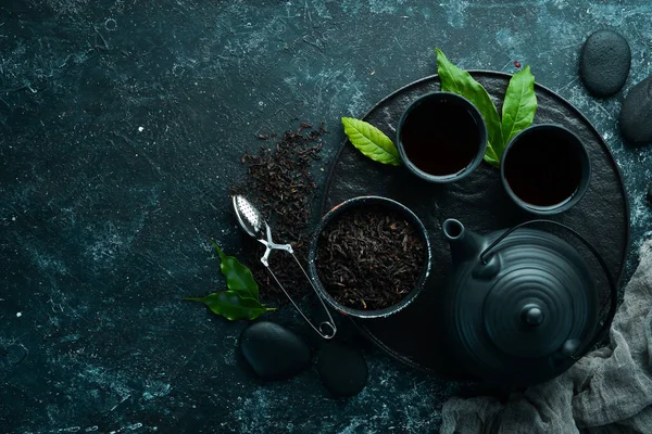 Μαύρο Παραδοσιακό Τσάι Ένα Φλιτζάνι Βραστήρα Φόντο Μαύρης Πέτρας Στο — Φωτογραφία Αρχείου