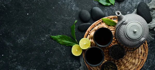 Μαύρο Παραδοσιακό Τσάι Ένα Φλιτζάνι Βραστήρα Φόντο Μαύρης Πέτρας Στο — Φωτογραφία Αρχείου