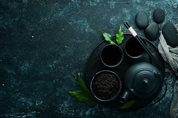 Черный Традиционный Чай Чашке Чайником Чёрном Камне Вид Сверху Свободное — стоковое фото