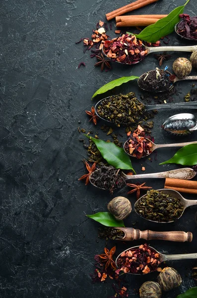 Φτιάξε Τσάι Κουτάλια Μαύρο Πράσινο Φρούτα Και Λευκό Τσάι Φόντο — Φωτογραφία Αρχείου