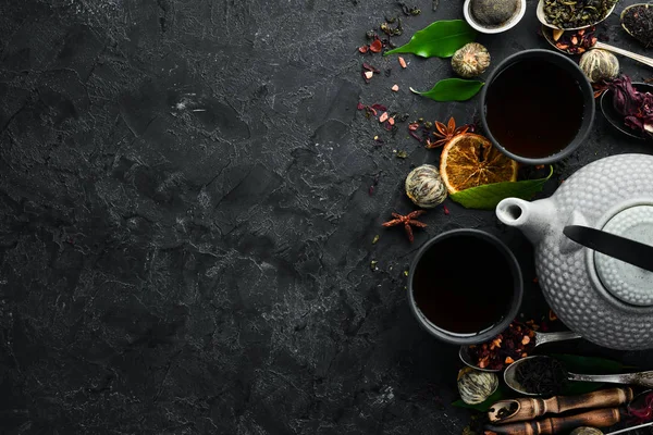Σύνολο Από Μαύρο Πράσινο Φρούτα Και Τσάι Από Βότανα Μαύρο — Φωτογραφία Αρχείου