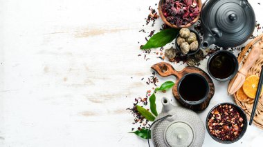 Beyaz ahşap arka planda çay, fincan ve çaydanlık çeşitleri. Çin Çay Seremonisi. Üst Manzara. Metnin için boş yer.