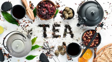 Beyaz ahşap arka planda çay, fincan ve çaydanlık çeşitleri. Çin Çay Seremonisi. Üst Manzara. Metnin için boş yer.