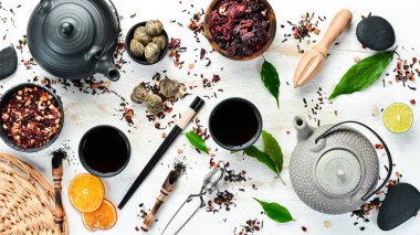 Beyaz ahşap arka planda çay, fincan ve çaydanlık çeşitleri. Çin Çay Seremonisi. Üst Manzara. Metnin için boş yer.