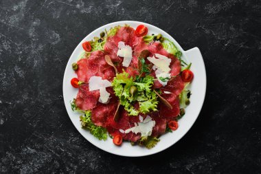 Dana carpaccio. Kapari ve parmesan peynirli dana eti. Üst Manzara. Boş kopyalama alanı.