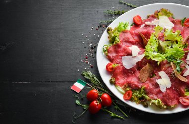 Dana carpaccio. Kapari ve parmesan peynirli dana eti. Üst Manzara. Boş kopyalama alanı.