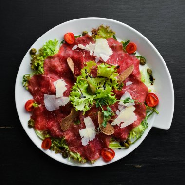 Dana carpaccio. Kapari ve parmesan peynirli dana eti. Üst Manzara. Boş kopyalama alanı.