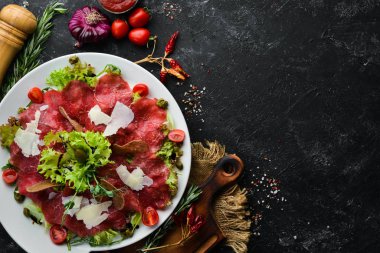 Dana carpaccio. Kapari ve parmesan peynirli dana eti. Üst Manzara. Boş kopyalama alanı.