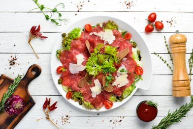 Dana carpaccio. Kapari ve parmesan peynirli dana eti. Üst Manzara. Boş kopyalama alanı.