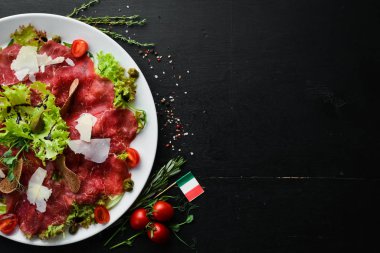 Dana carpaccio. Kapari ve parmesan peynirli dana eti. Üst Manzara. Boş kopyalama alanı.