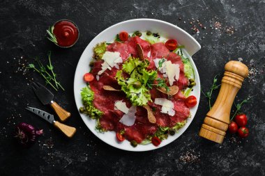 Dana carpaccio. Kapari ve parmesan peynirli dana eti. Üst Manzara. Boş kopyalama alanı.