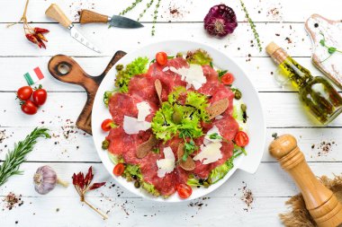 Dana carpaccio. Kapari ve parmesan peynirli dana eti. Üst Manzara. Boş kopyalama alanı.