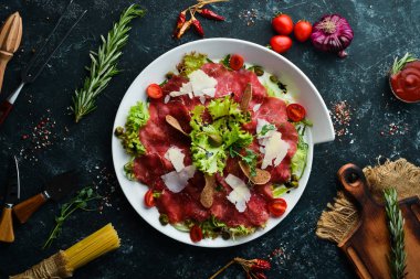 Dana carpaccio. Kapari ve parmesan peynirli dana eti. Üst Manzara. Boş kopyalama alanı.