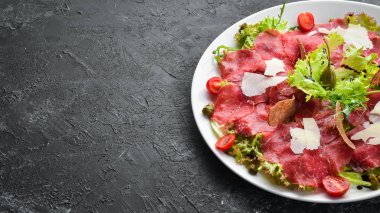 Dana carpaccio. Kapari ve parmesan peynirli dana eti. Üst Manzara. Boş kopyalama alanı.