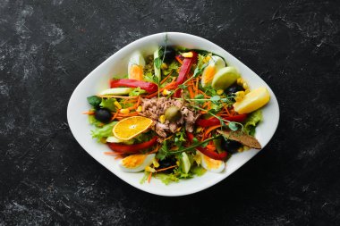 Ton balığı salatası. Ton balığı, salatalık, domates, peynir, yumurta. Üst Manzara. Boş kopyalama alanı.