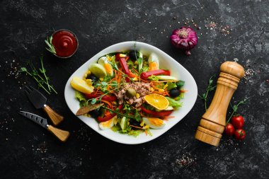Ton balığı salatası. Ton balığı, salatalık, domates, peynir, yumurta. Üst Manzara. Boş kopyalama alanı.