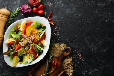 Ton balığı salatası. Ton balığı, salatalık, domates, peynir, yumurta. Üst Manzara. Boş kopyalama alanı.