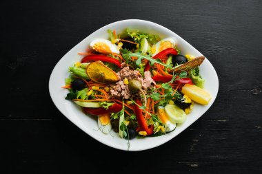 Ton balığı salatası. Ton balığı, salatalık, domates, peynir, yumurta. Üst Manzara. Boş kopyalama alanı.