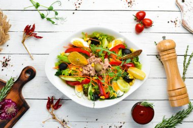 Ton balığı salatası. Ton balığı, salatalık, domates, peynir, yumurta. Üst Manzara. Boş kopyalama alanı.