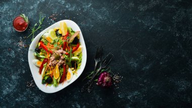 Ton balığı salatası. Ton balığı, salatalık, domates, peynir, yumurta. Üst Manzara. Boş kopyalama alanı.