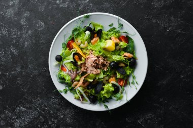 Deniz ürünleri sebze salatası. Midye, ahtapot, karides, ton balığı. Üst Manzara. Boş kopyalama alanı.