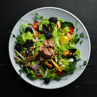 Deniz ürünleri sebze salatası. Midye, ahtapot, karides, ton balığı. Üst Manzara. Boş kopyalama alanı.
