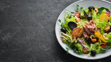 Deniz ürünleri sebze salatası. Midye, ahtapot, karides, ton balığı. Üst Manzara. Boş kopyalama alanı.