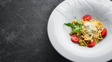 Ton balığı ve kiraz domatesli İtalyan geleneksel makarnası. Üst Manzara. Boş kopyalama alanı.