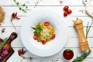 Ton balığı ve kiraz domatesli İtalyan geleneksel makarnası. Üst Manzara. Boş kopyalama alanı.