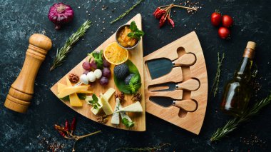 Çeşit çeşit peynir. Peynir, fındık ve üzüm. Üst Manzara. Boş kopyalama alanı.