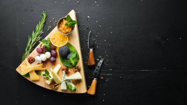 Çeşit çeşit peynir. Peynir, fındık ve üzüm. Üst Manzara. Boş kopyalama alanı.