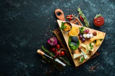 Çeşit çeşit peynir. Peynir, fındık ve üzüm. Üst Manzara. Boş kopyalama alanı.