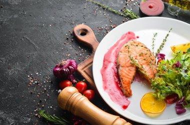 Fırında somon bifteği ve taze sebzeler. Üst Manzara. Boş kopyalama alanı.